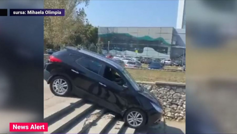 Șofer filmat în timp ce coboară cu mașina pe scări, într-un parc din Constanța