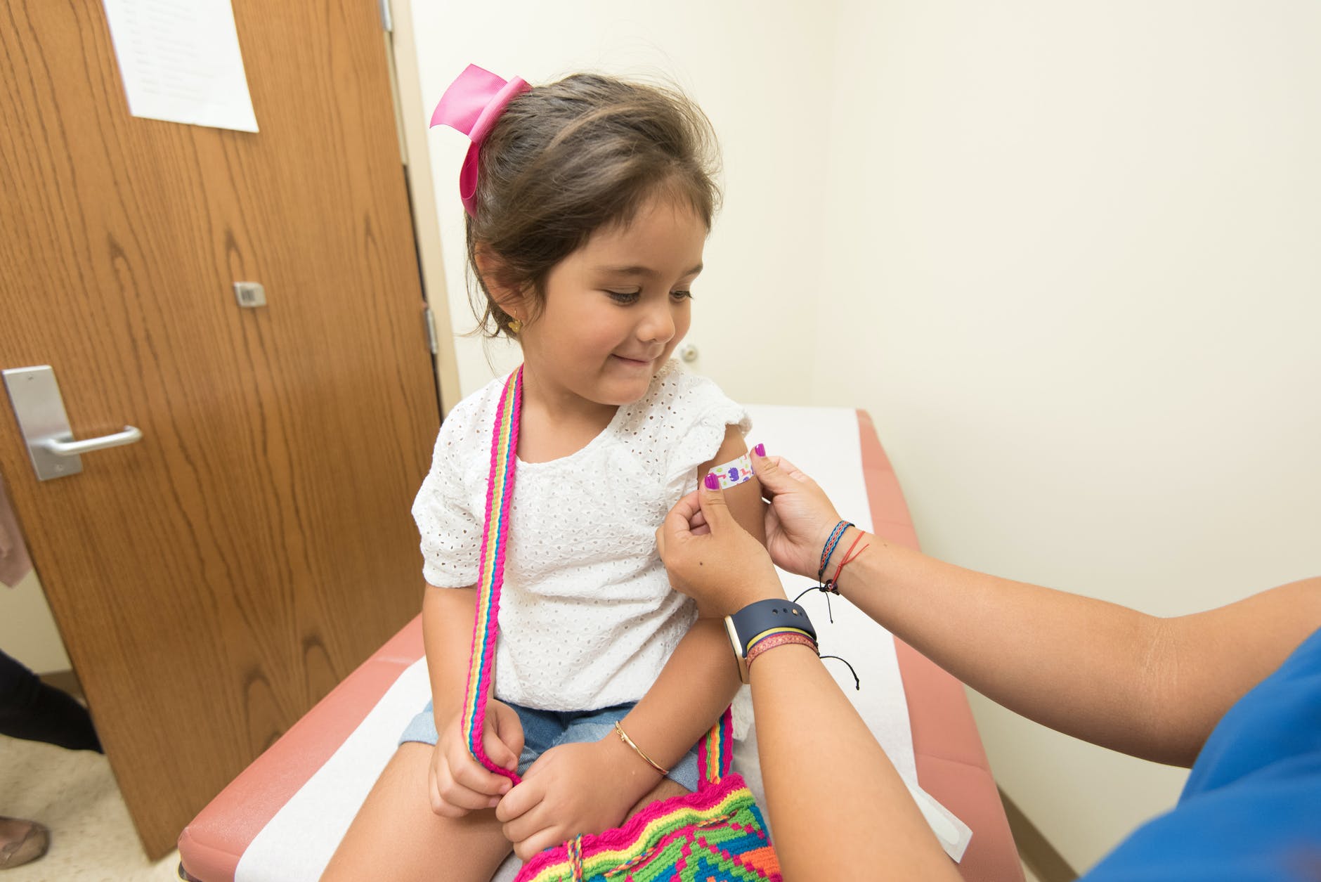 Ce spun părinții din România despre vaccinarea anti-COVID a copiilor de 5-11 ani: între „abia aștept” și neîncredere