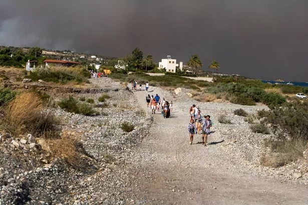 Mii de turiști sunt evacuați de urgență din Rodos